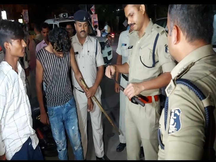 तलाशी में ऐसे निकले हथियार।