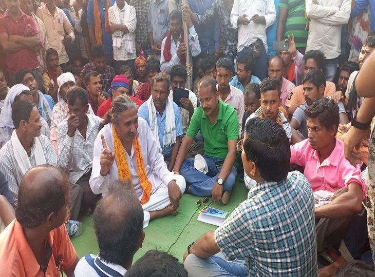 पूर्व विधायक भोजराज नाग आंदोलन में शामिल हुए थे।