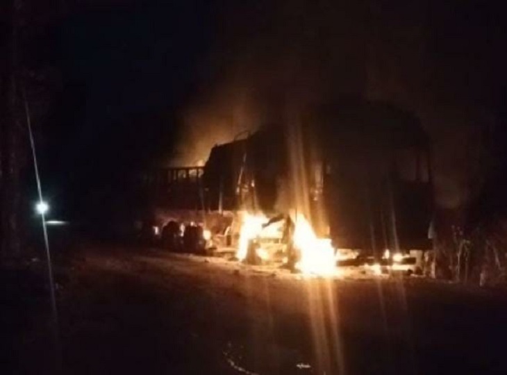 कुछ घंटे तक मार्ग बंद रहा, हालांकि आग बुझाने के बाद खुल गया था।