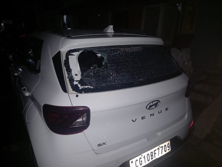 कार का शीशा तोड़कर कर भाग निकले बाइक सवार युवक