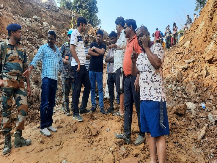 कलेक्टर जितेंद्र शुक्ला (ब्लैक टीशर्ट में) लगातार रेस्क्यू ऑपरेशन की निगरानी कर रहे हैं।