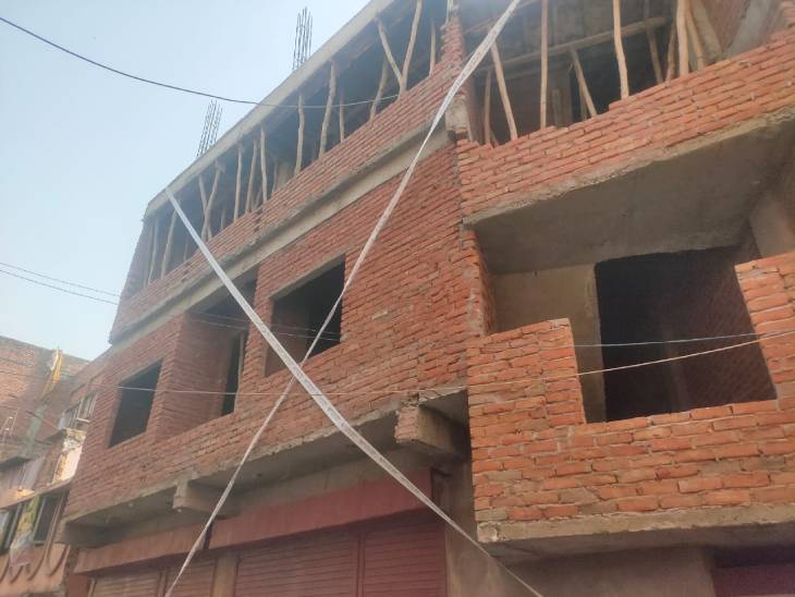 सील की गई अवैध तरीके से बनाई गई बिल्डिंग।