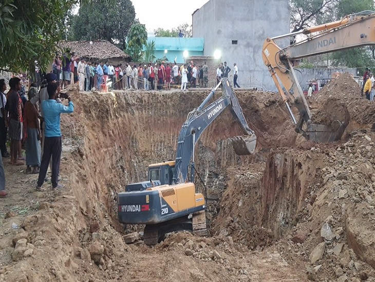 बोरवेल के बगल से 60 फीट का गड्ढा खोदा गया है। जिसके अंदर से टनल बनाई जा रही है।