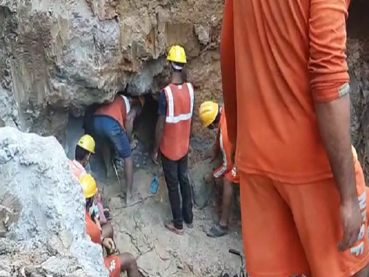 टनल बनाने में चट्टान बाधा बन रही है। चट्टान को तोड़ने का काम जारी है।