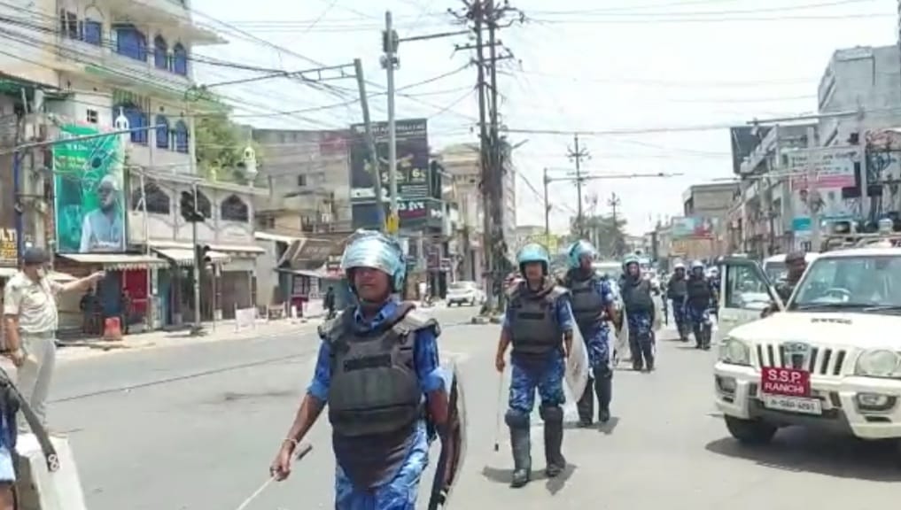 एकरा मस्जिद के पास मार्च करते रैफ के जवान