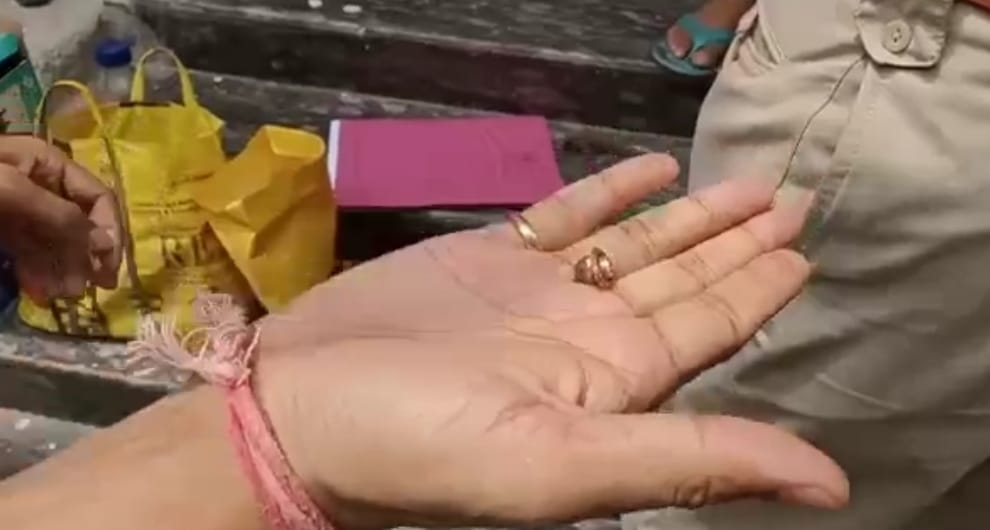 पोल से निकाली गयी गोली