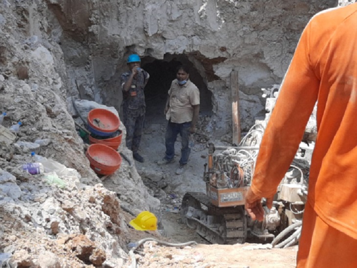 सुरंग में काम जारी है, पर फिर एक चट्‌टान ने रास्ता रोक लिया है।