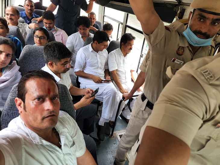 कांग्रेस विधायक विकास उपाध्याय और वरिष्ठ नेताओं को भी गिरफ्तार किया गया है।