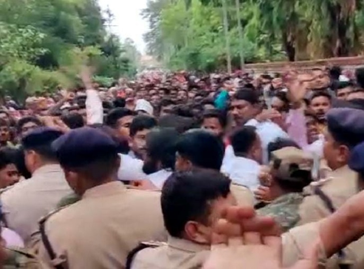 बस्तर के अलग-अलग जगहों से लोग पहुंचे थे।