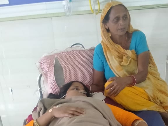 अस्पताल में इलाजरत घायल महिला कॉन्स्टेबल।