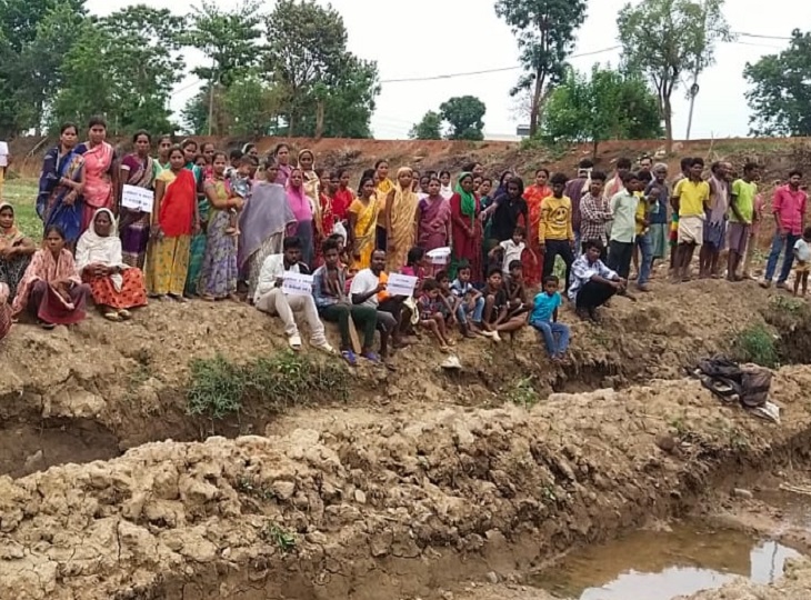 जिस जगह निर्माण हो रहा वहां पर एक दिवसीय धरना दिया।