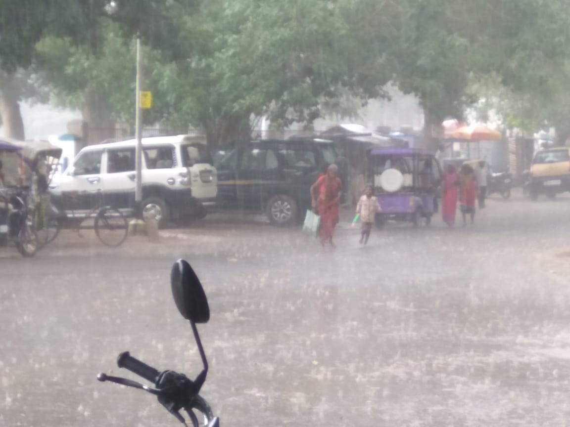 मुंगेर में दोपहर को तेज बारिश हुई।