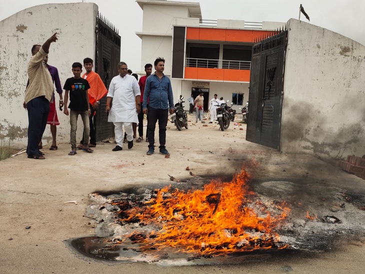 नवादा में उपद्रवियों ने भाजपा कार्यालय को आग के हवाले किया।