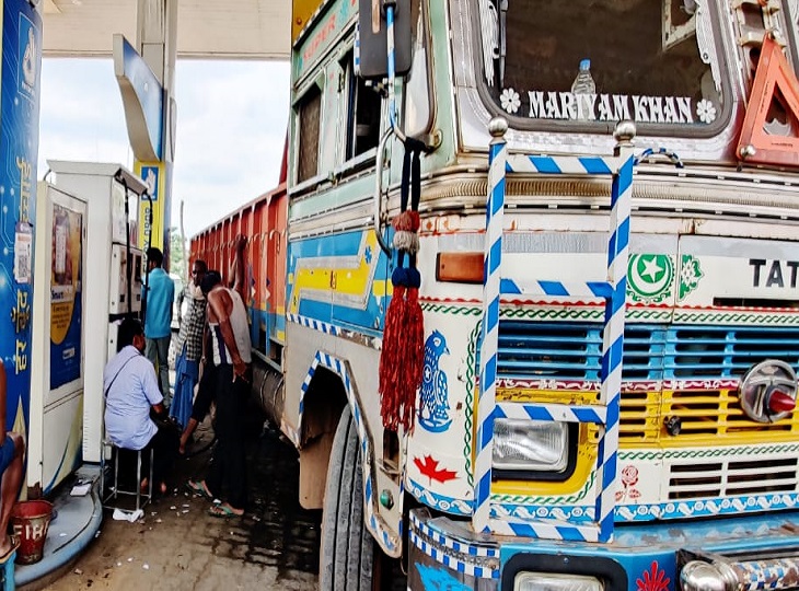ट्रकों को 200 लीटर पेट्रोल डाला जा रहा है।