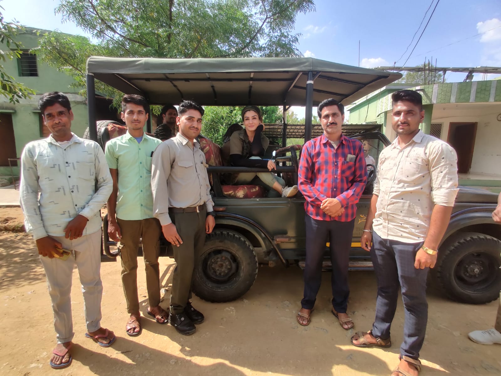 एक्ट्रेस ने चूरना में जंगल सफारी की। रवीना ने पिक्चर को शेयर करते हुए यह भी लिखा- जब भी मौका मिलेगा, मैं सतपुड़ा की इन खूबसूरत वादियों में दोबारा आऊंगी।