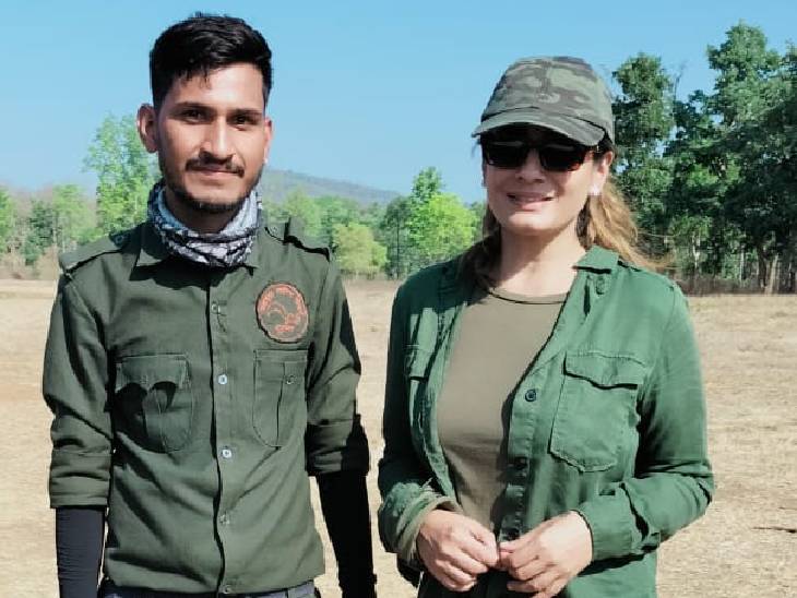 गाइड योगेश के साथ रवीना टंडन। इससे पहले दिसंबर में रणदीप हुड्डा ने भी चूरना में सफारी की थी। वे भी बोरी रिजॉर्ट में रुके थे। इसकी किसी काे जानकारी नहीं हाे सकी थी। टूरिस्ट गाइड योगेश बारसे ने बताया कि वे ही सभी सेलेब्रिटीज काे सफारी कराते हैं।