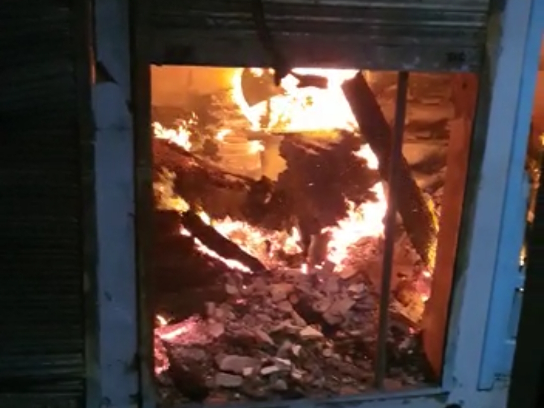 Goods worth lakhs of rupees were burnt to ashes, the fire brigade team ...
