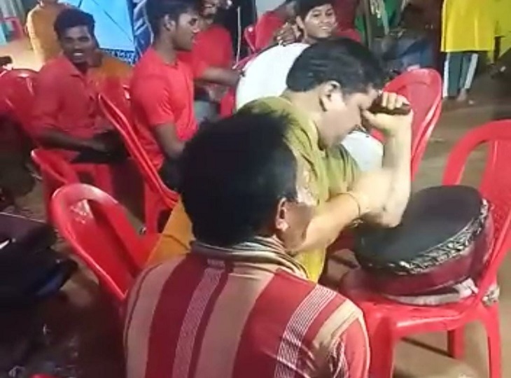 कोहनी का भी इस्तेमाल कर रहे हैं।