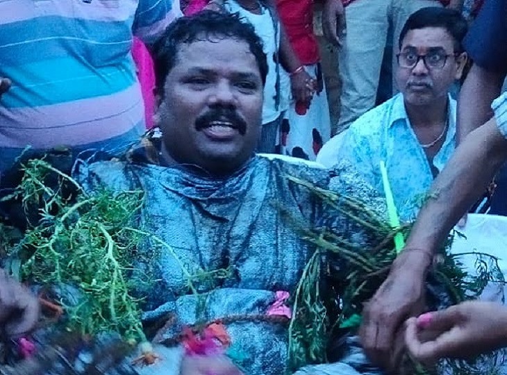 दशहरा उत्सव में रावण के भाई कुंभकरण के लिबास में नजर आए थे।