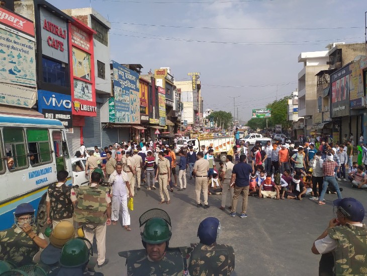 हरियाणा के नारनौल में महावीर चौक पर जाम लगाकर बैठे युवा।