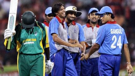 2007 में एशिया X1 टीम के लिए भारत पाकिस्तान के खिलाड़ी साथ खेलते हुए।