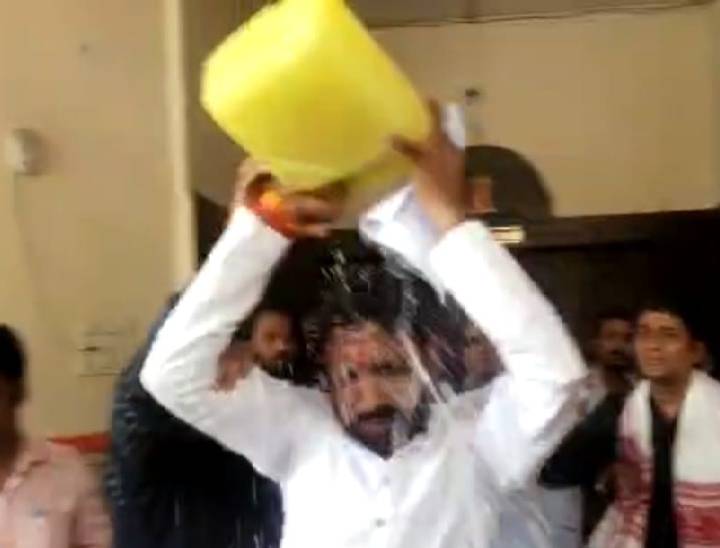 देवास जिले में टिकट न मिलने से नाराज कार्यकर्ता ने आत्मदाह करने का प्रयास किया।