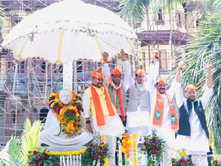 पुष्यमित्र भार्गव ने नामांकन के पहले देवी अहिल्या की प्रतिमा पर माल्यार्पण किया। उनके साथ सीएम शिवराजसिंह, कैलाश विजयवर्गी, वीडी शर्मा भी मौजूद थे।