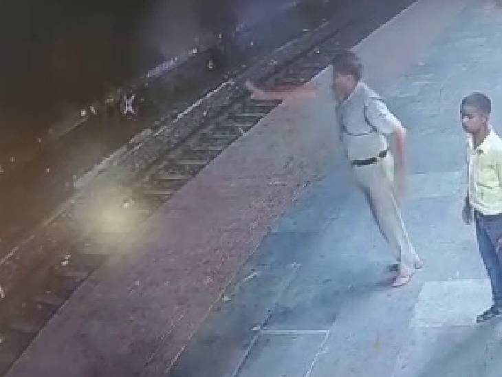RPF personnel saved the life of a woman by risking her life, was going ...