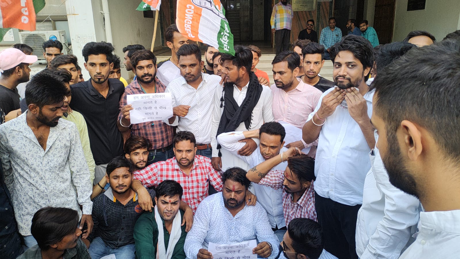 प्रदेश कांग्रेस कार्यालय परिसर में युवा कांग्रेस का विरोध प्रदर्शन।