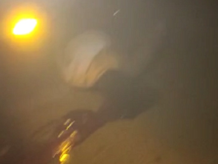 सड़क पर पड़ा युवक का शव।