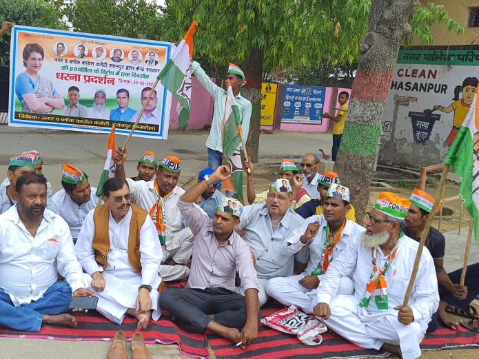 Congress workers demonstrated.