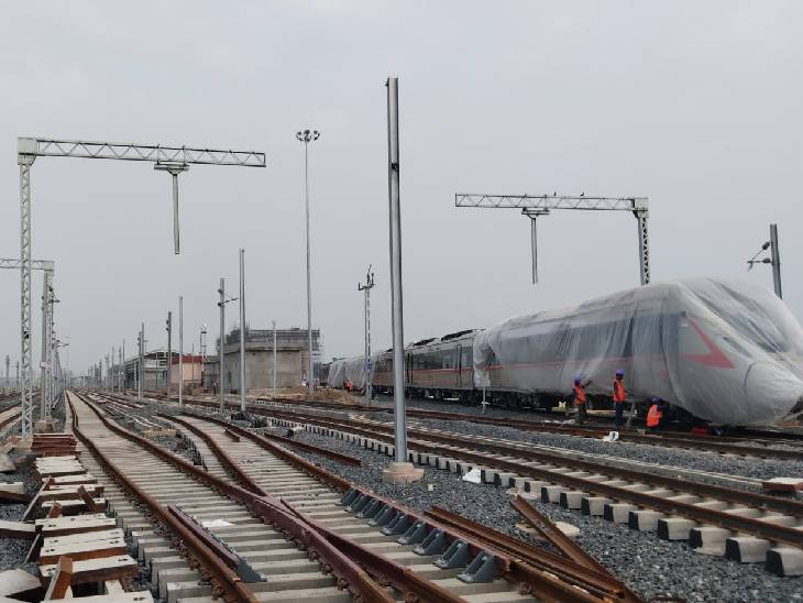 The tracks from Duhai Depot in Ghaziabad to Sahibabad are almost laid. Now signal installation is going on. - Dainik Bhaskar