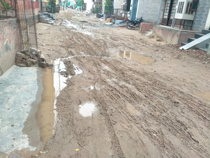 डिस्पोजल की लाइन डालने के लिए सड़क भी तोड़ दी गई