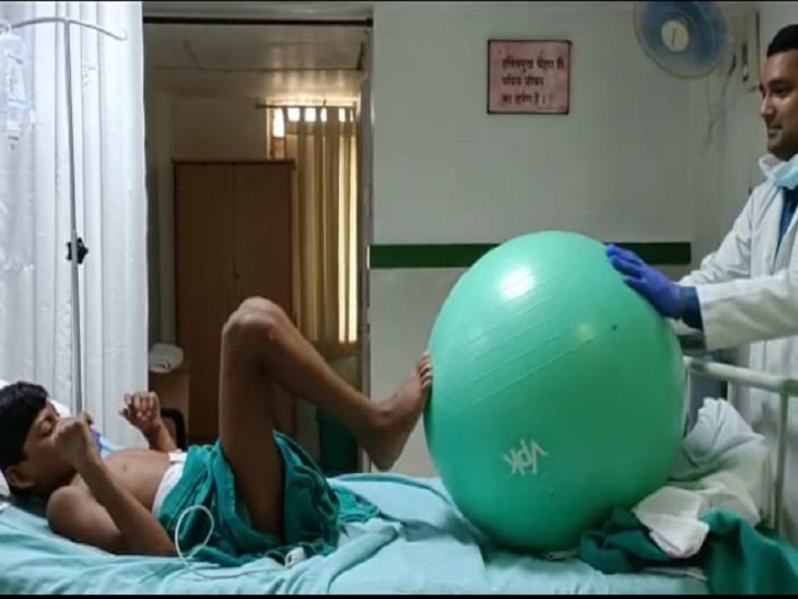 अपोलो अस्पताल में राहुल को बॉल से फीजियोथेरैपी कराया जा रहा है।