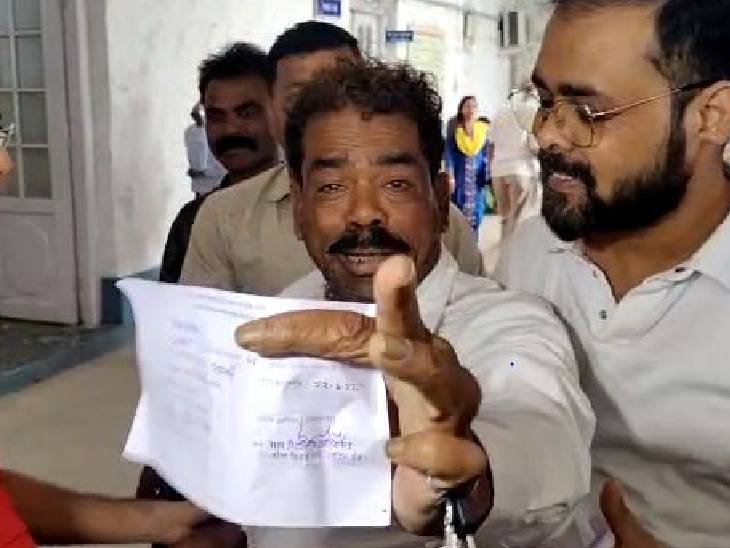 शेख सलीम ने कलेक्टर कार्यालय में हंगामा किया।