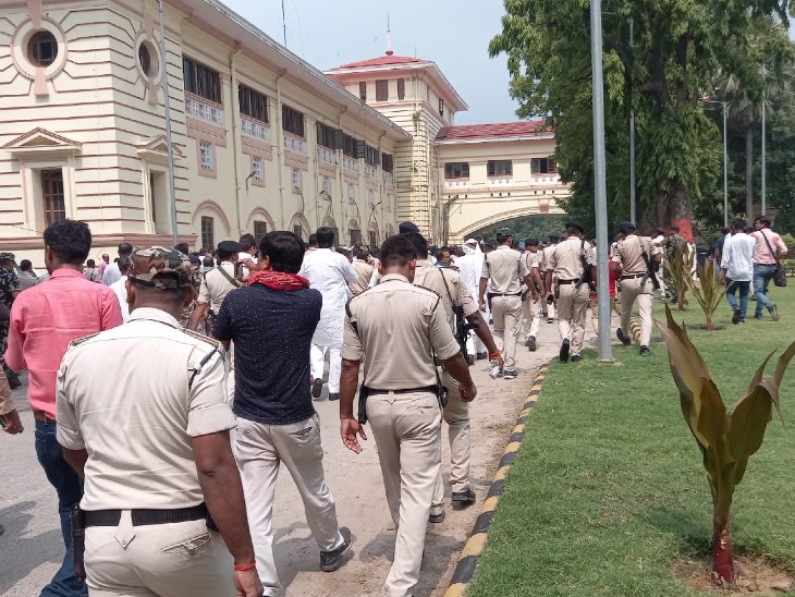 विरोध मार्च के दौरान पुलिस कर्मी।