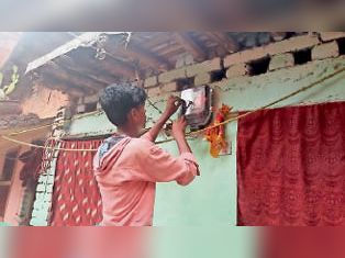 प्री-पेड मीटर लगाते बिजली कर्मी। - Dainik Bhaskar