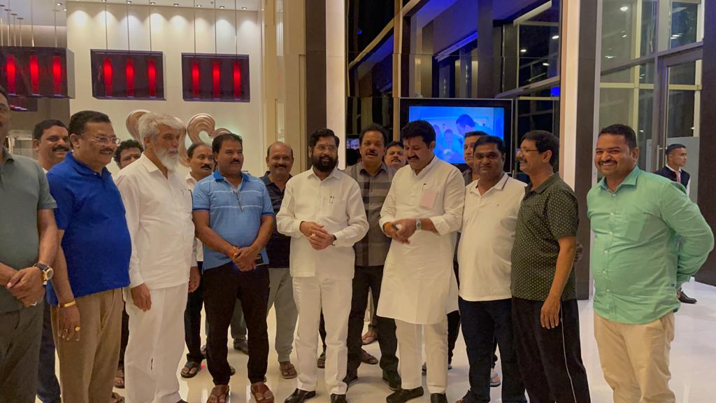 ठाकरे के 3 और MLA शिंदे गुट से जुड़े, इनमें रविन्द्र फाटक, दादाजी भउसे और संजय राठौड़ शामिल हैं। पहले ये जानकारी सामने आ रही थी कि ये तीनों बागी विधायकों को समझाने गए थे।