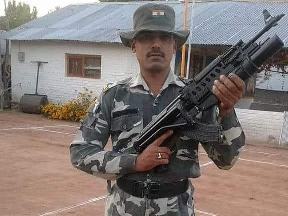 ओडिशा के नुआपड़ा जिले में मंगलवार को नक्सलियों से लोहा लेते हुए शहीद हुए सीआरपीएफ जवान धर्मेंद्र कुमार के शव को बुधवार देर रात उनके पैतृक गांव सरैया लाया गया।