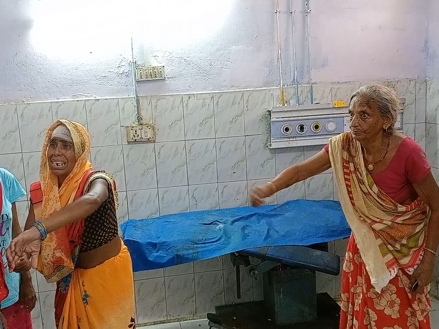 अस्पताल में एक-दूसरे पर आरोप लगाती सास-बहू।