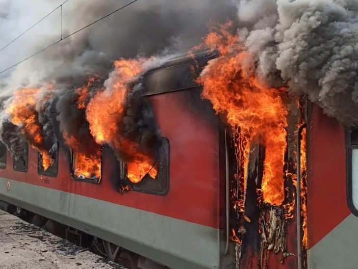 दानापुर जंक्शन पर उपद्रवियों ने फरक्का एक्सप्रेस में लगाई आग।