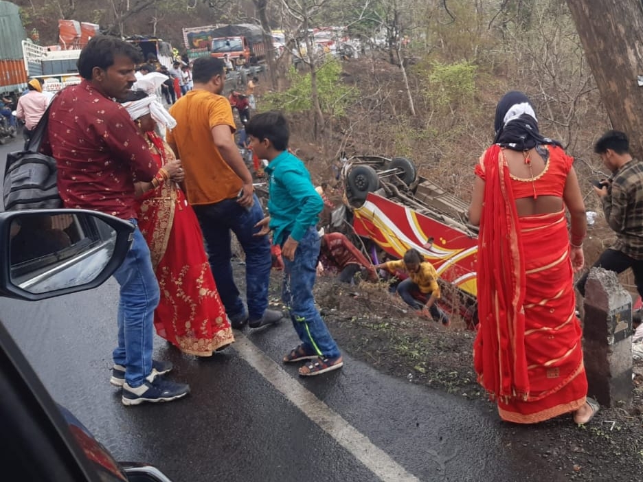 हादसे के बाद मौके पर भीड़ लग गई। सड़क पर जाम भी लग गया।