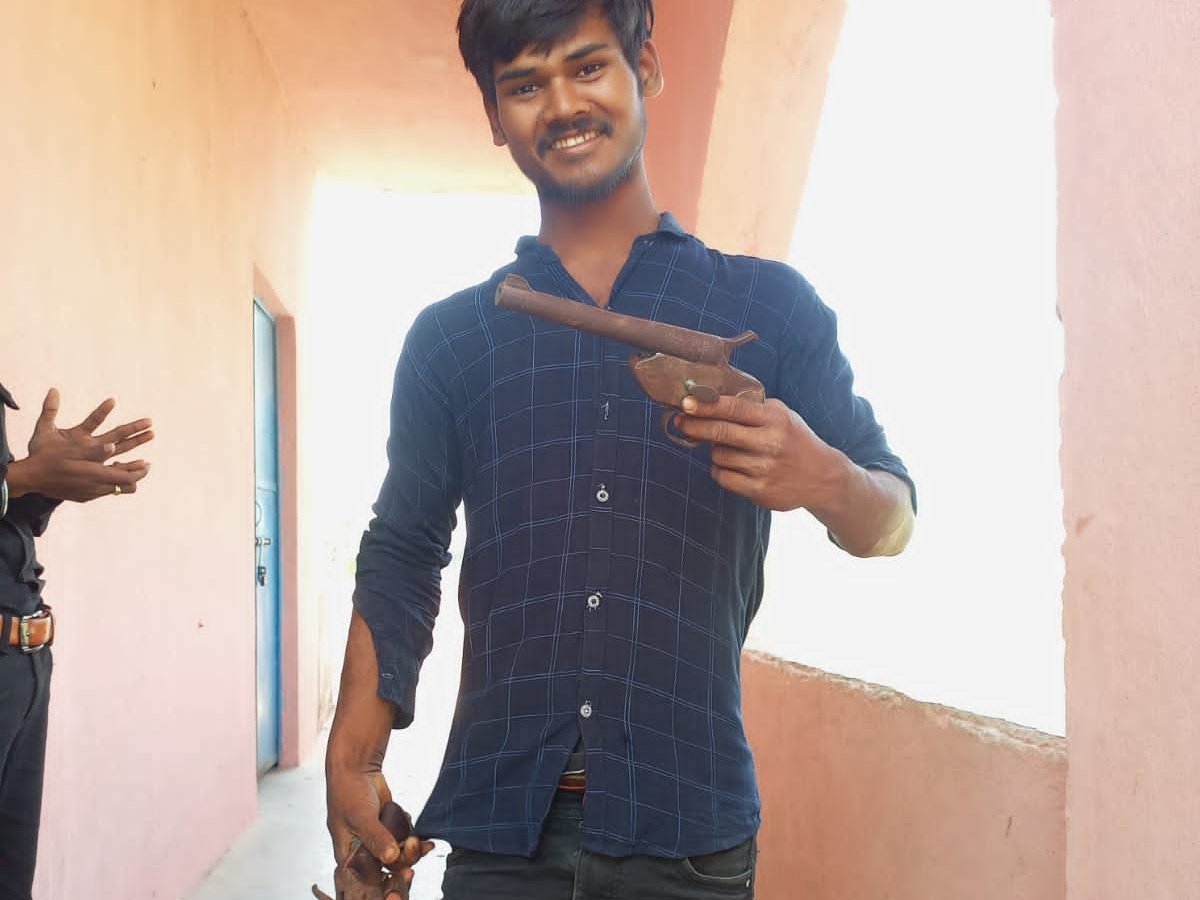 घटना को अंजाम देने के बाद महिला के पति ने अपने ससुराल फोन कर यह जानकारी दी कि उनकी बेटी के पेट में दर्द हो रहा है।