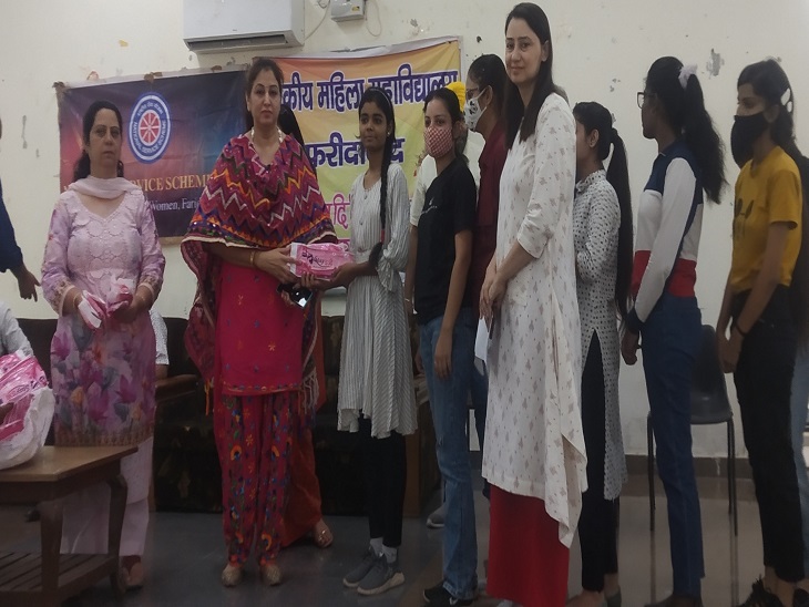 Sanitary pads were distributed to about one thousand girl students of the college by NSS Unit and Red Cross Society in collaboration with Rotary Club, Faridabad. - Dainik Bhaskar