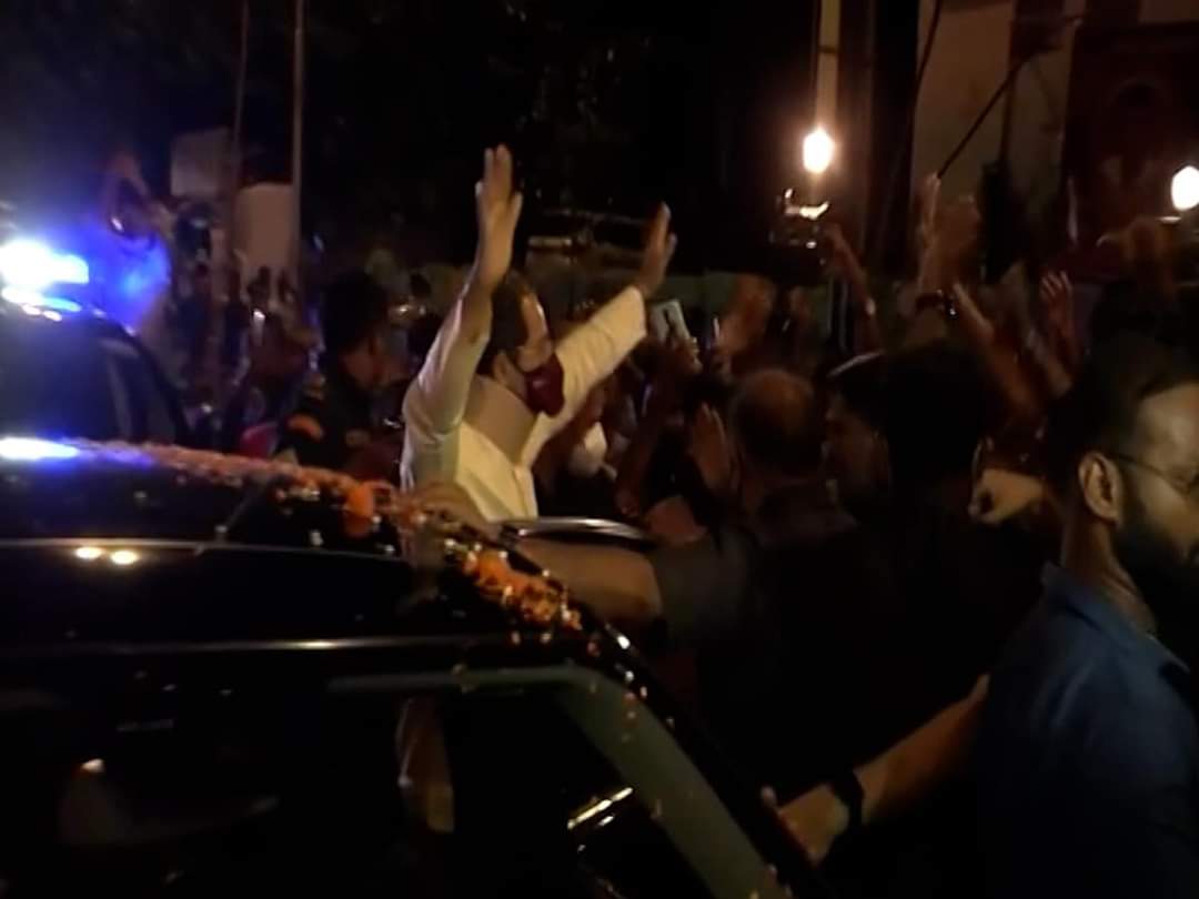 उद्धव ठाकरे गुधवार देर रात मुख्यमंत्री आवास छोड़कर मातोश्री पहुंचे तो समार्थकों का हुजूम उमड़ पड़ा। उनके साथ पत्नी और दोनों बेटे भी मातोश्री पहुंचे थे।