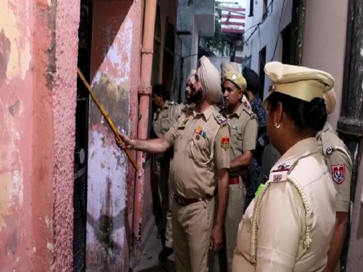 तलाशी के दौरान घरों के दरवाजे खटखटाती पुलिस