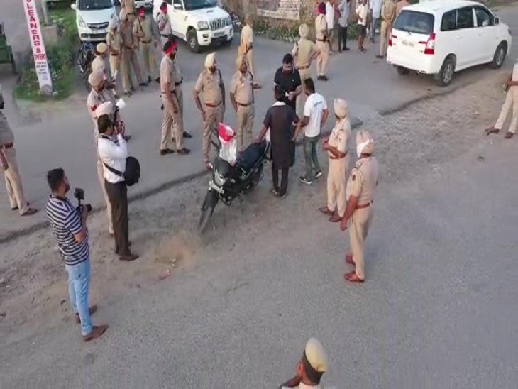 नाकाबंदी कर वाहनों की भी ली तलाशी