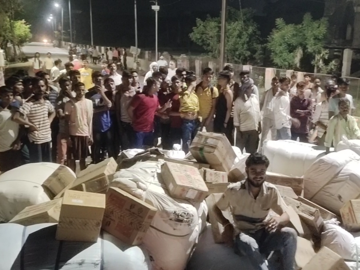 आग लगने के बाद ट्रक में रखे कुछ सामन को बचा लिया गया।