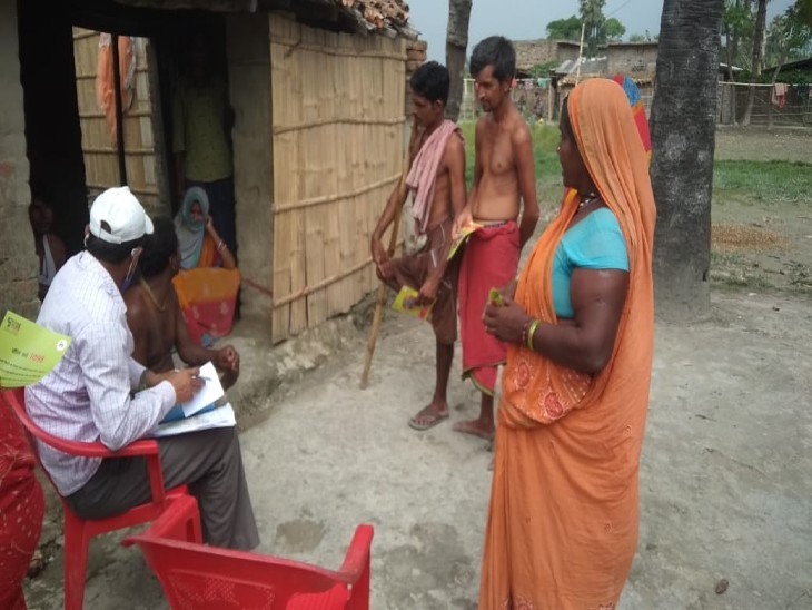 परिजन को समझाती टीम। - Dainik Bhaskar