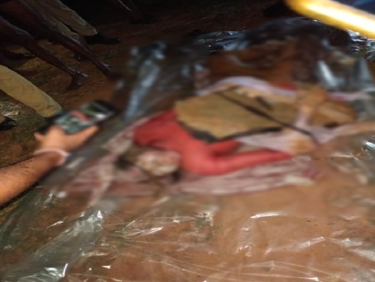 पन्नी के अंदर बंधी मिली लाश।